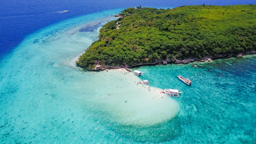 <a href="https://ru.freepik.com/free-photo/aerial-view-of-sandy-beach-with-tourists-swimming-in-beautiful-clear-sea-water-of-the-sumilon-island-beach-landing-near-oslob-cebu-philippines-boost-up-color-processing_1253560.htm#fromView=search&page=1&position=3&uuid=804905ba-7f3b-480e-b076-b547e45c18e6">Изображение от tirachard на Freepik</a>