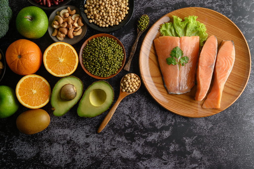 <a href="https://ru.freepik.com/free-photo/legumes-fruit-and-salmon-pieces-on-a-wooden-plate_6446243.htm#fromView=search&page=1&position=6&uuid=0770db17-bdc2-48d0-9673-64124e348e8a">Изображение от jcomp на Freepik</a>