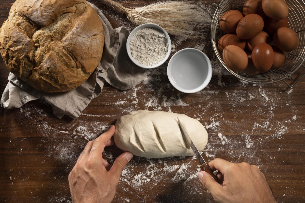 <a href="https://ru.freepik.com/free-photo/top-view-of-bread-dough-prepared-for-baking_10922513.htm#fromView=search&page=1&position=20&uuid=ddcc1b0b-0351-4bd5-b643-af1cea3bea83">Изображение от freepik</a>